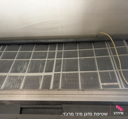 מסנן אוויר של מזגן עם חוט צהוב